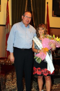 ALCALDE Y HONOMENAJEADA