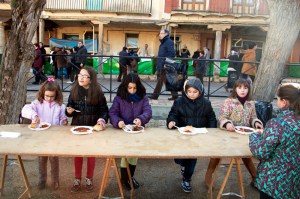 NIñas comiendo