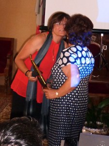 Prtesentadora con premio